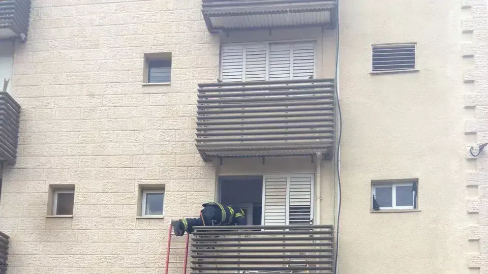 פעוט נראה עומד לבדו על מרפסת בית בבניין מגורים, קריית שמונה פעוט נראה עומד לבדו על מרפסת בית בבניין מגורים, קריית שמונה
