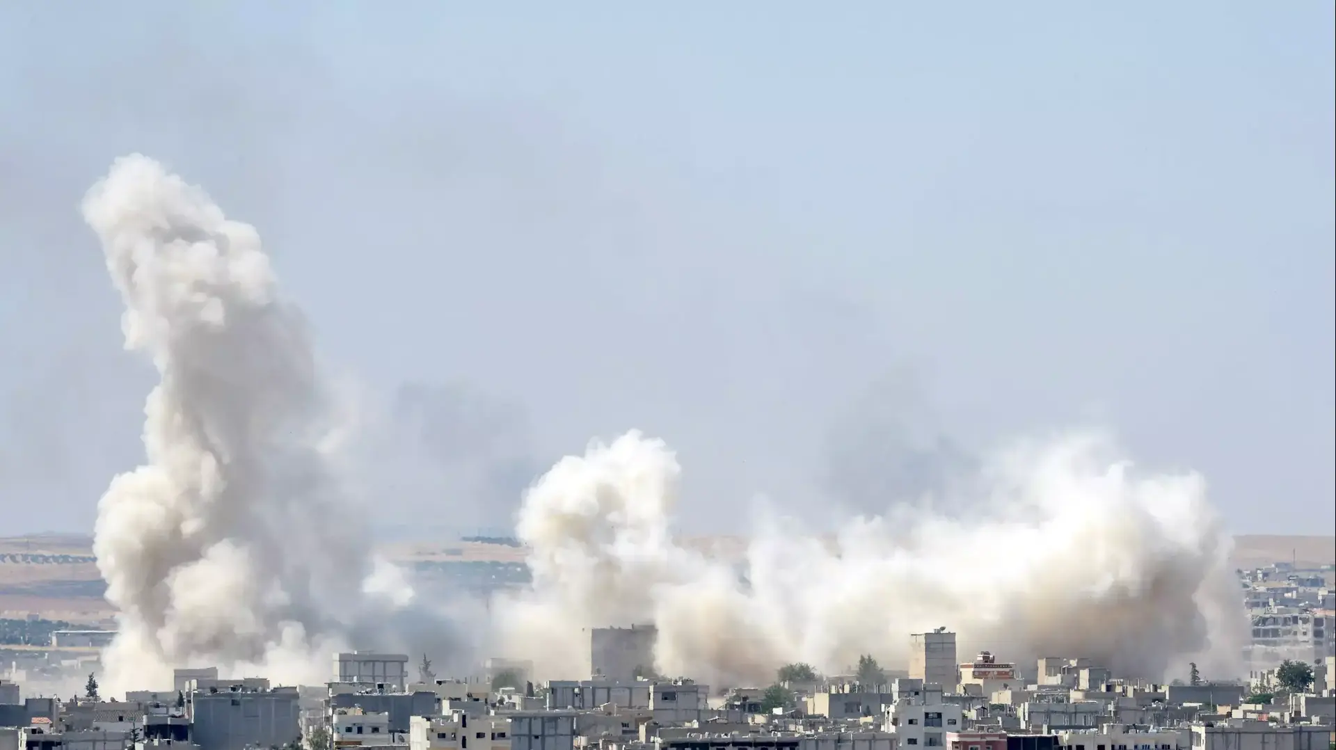 עשן מיתמר בשמי כובאני, צפון סוריה, 27 ביוני 2015