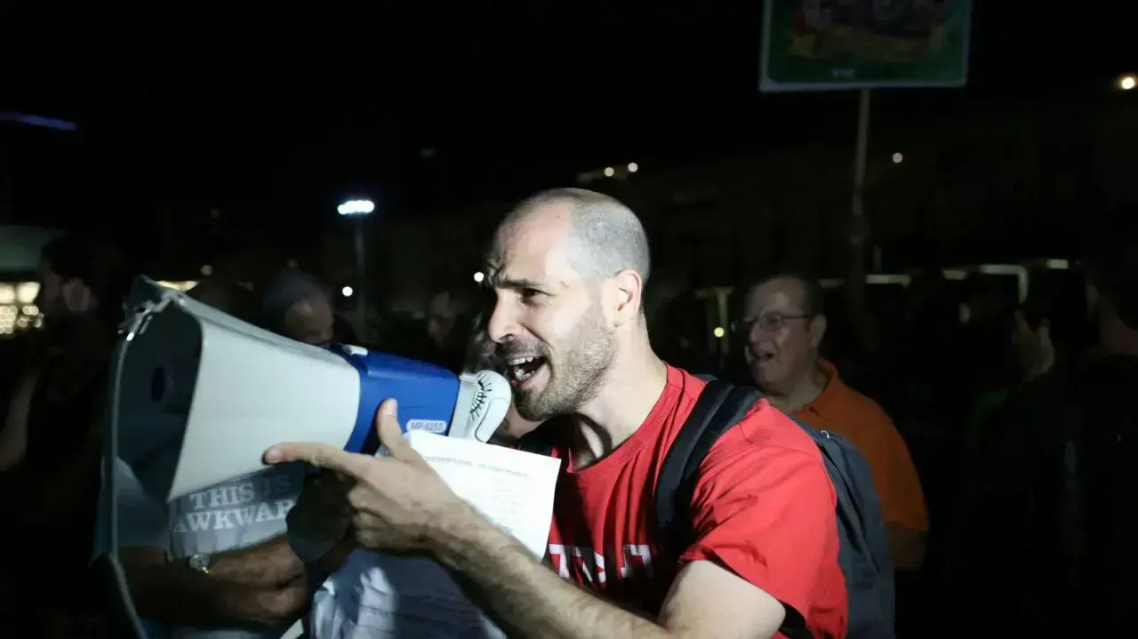 כ-300 בני אדם מפגינים בתל אביב נגד מתווה הגז כ-300 בני אדם מפגינים בתל אביב נגד מתווה הגז