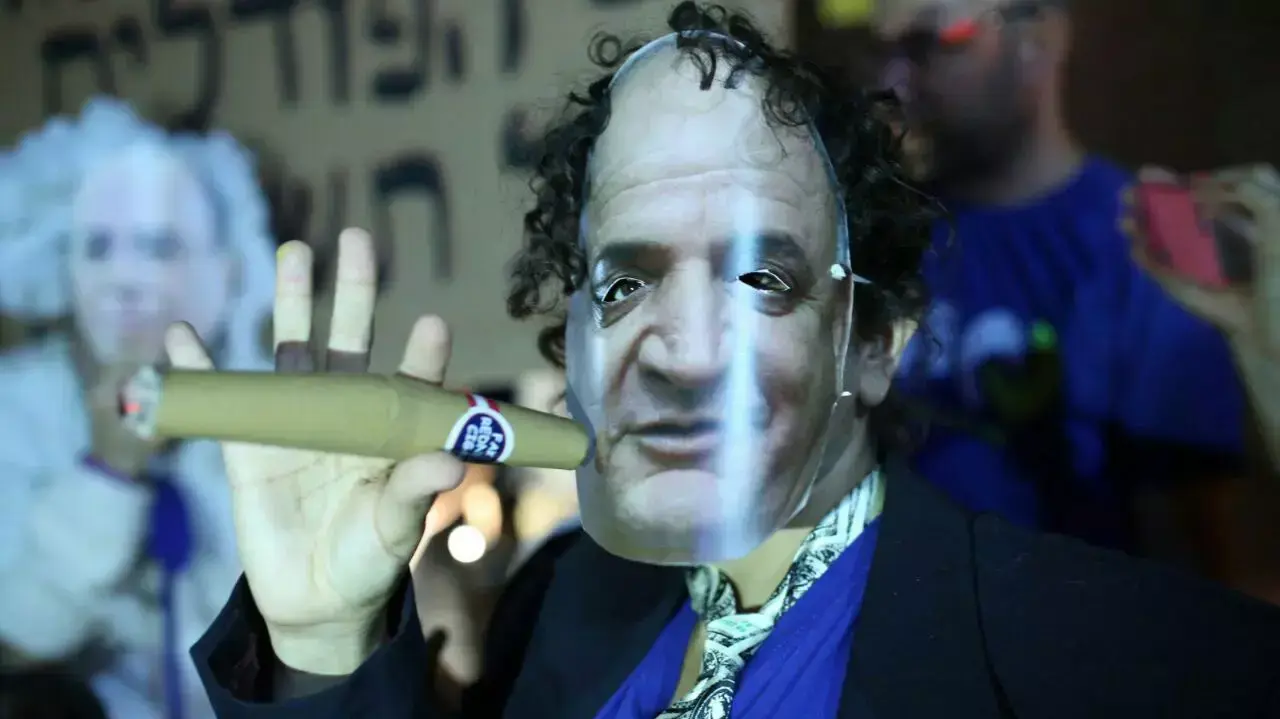 כ-300 בני אדם מפגינים בתל אביב נגד מתווה הגז כ-300 בני אדם מפגינים בתל אביב נגד מתווה הגז