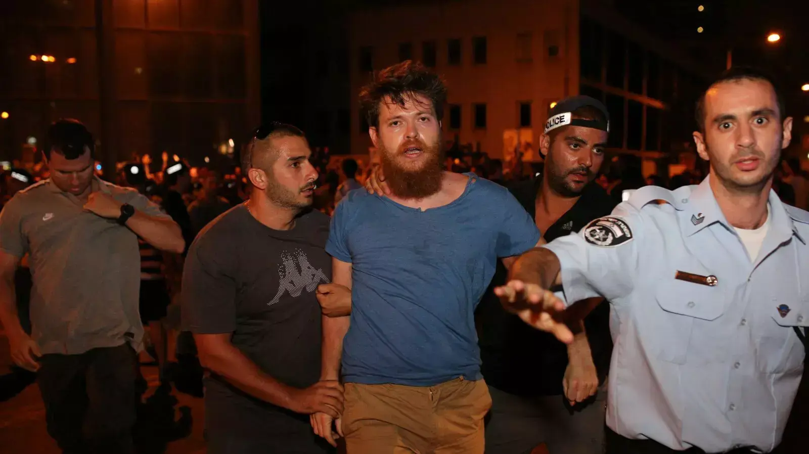 הפגנה נגד מתווה הגז ברחוב מנחם בגין בתל אביב, 27 ביוני 2015 הפגנה נגד מתווה הגז ברחוב מנחם בגין בתל אביב, 27 ביוני 2015