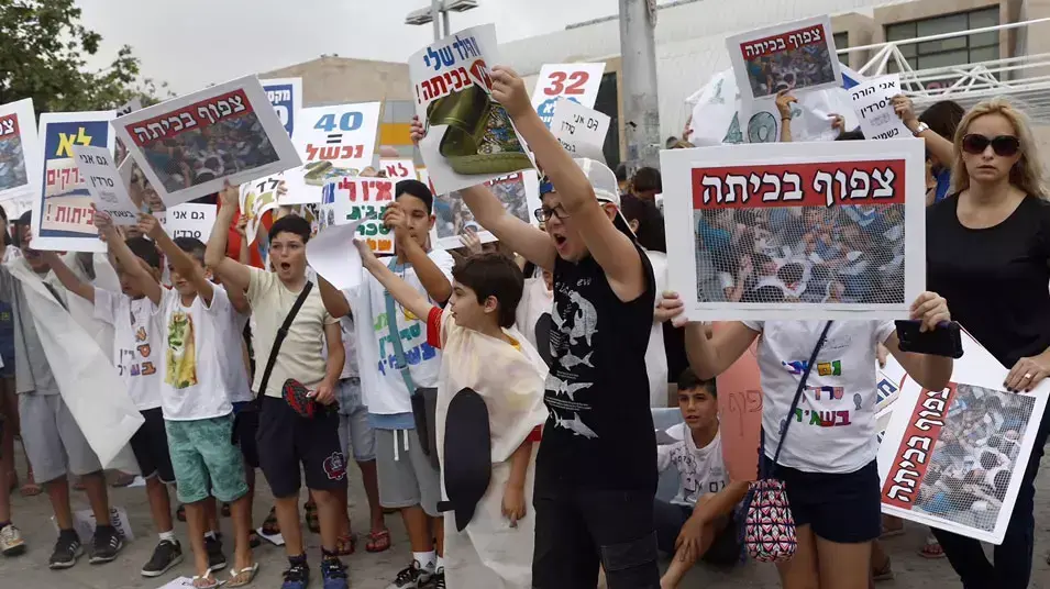 מחאת הורים ותלמידים על הצפיפות בכיתות, חולון. יוני 2015 מחאת הורים ותלמידים על הצפיפות בכיתות, חולון. יוני 2015