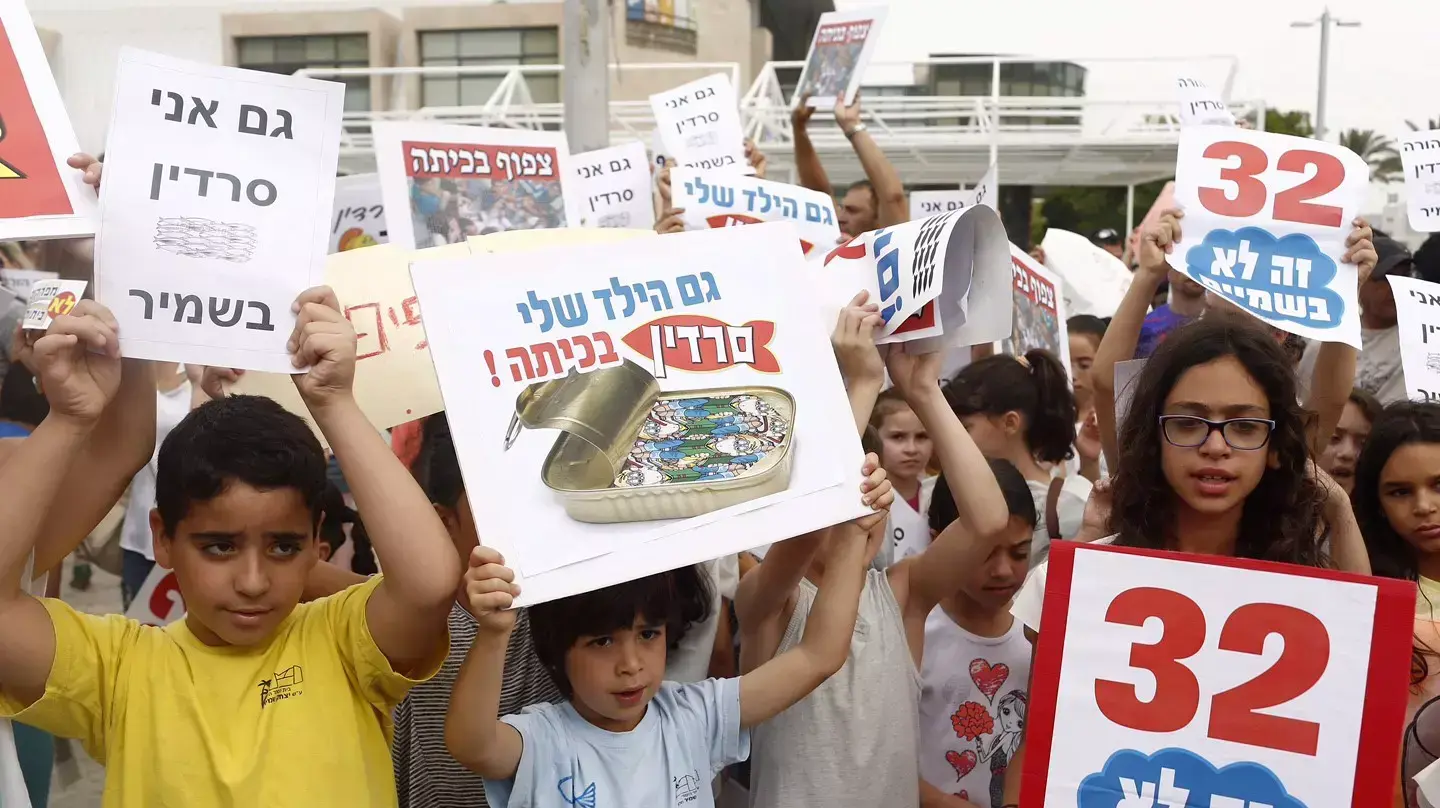 מחאת הורים ותלמידים על הצפיפות בכיתות, חולון. יוני 2015