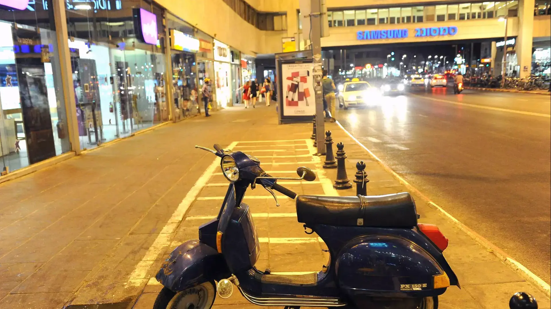 חניית דו גלגלי, רחוב דיזנגוף תל אביב חניית דו גלגלי, רחוב דיזנגוף תל אביב