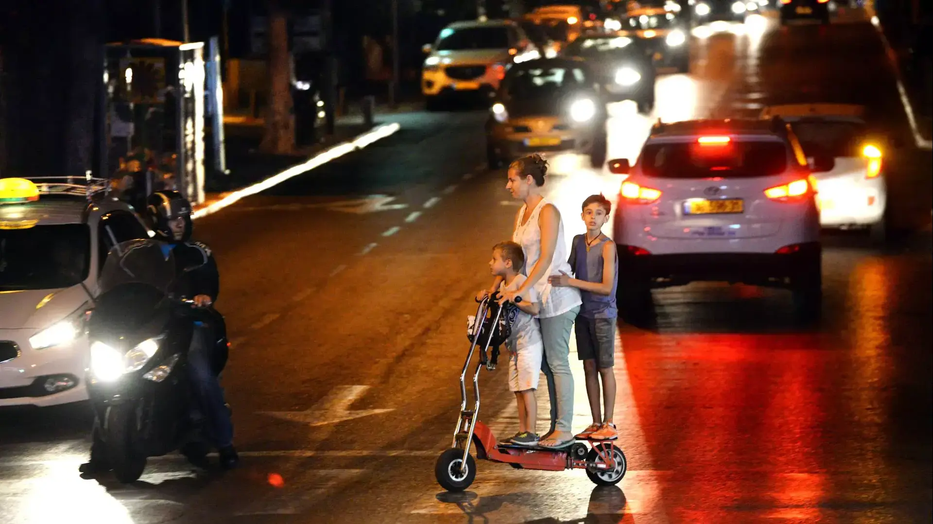 אם ושני ילדים על קורקינט חשמלי, תל אביב אם ושני ילדים על קורקינט חשמלי, תל אביב