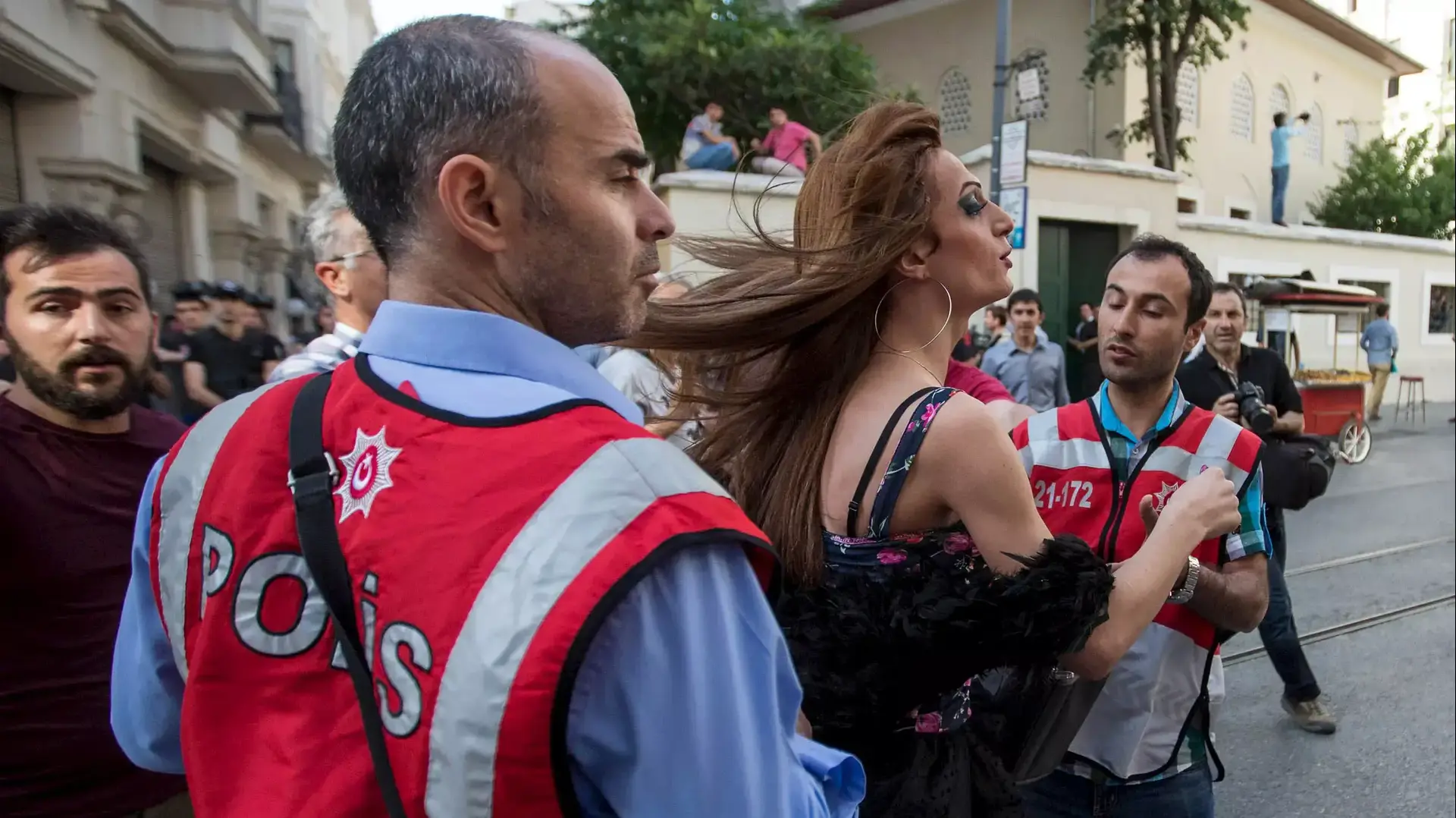 מצעד הגאווה באיסטנבול שפוזר על ידי המשטרה באמצעות תותחי מים וגז מדמיע, יוני 2015 מצעד הגאווה באיסטנבול שפוזר על ידי המשטרה באמצעות תותחי מים וגז מדמיע, יוני 2015