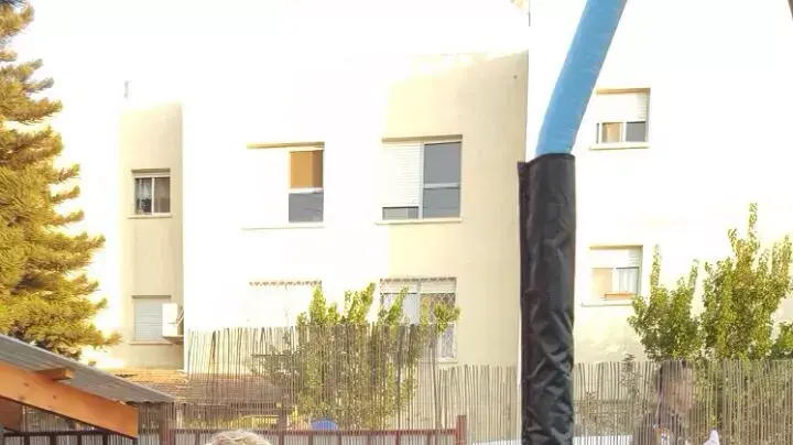 מסיבת יומולדת מאולתרת של ילדה בת 7 עם צרכים מיוחדים לאחר שכל המוזמנים למסיבה המקורית ביטלו הגעה, שדרות, יוני 2015 מסיבת יומולדת מאולתרת של ילדה בת 7 עם צרכים מיוחדים לאחר שכל המוזמנים למסיבה המקורית ביטלו הגעה, שדרות, יוני 2015