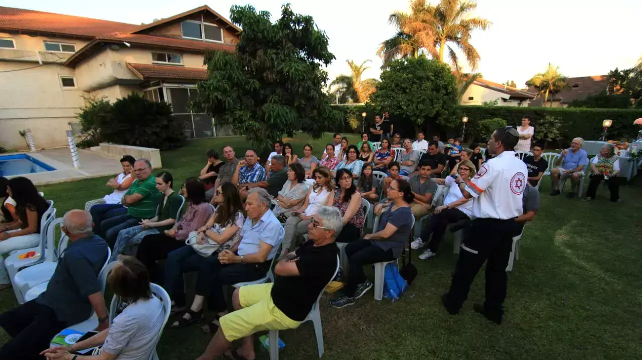 קורס עזרה ראשונה לבעלי בריכות בבריכה שבה טבעו שתי ילדות בסביון קורס עזרה ראשונה לבעלי בריכות בבריכה שבה טבעו שתי ילדות בסביון