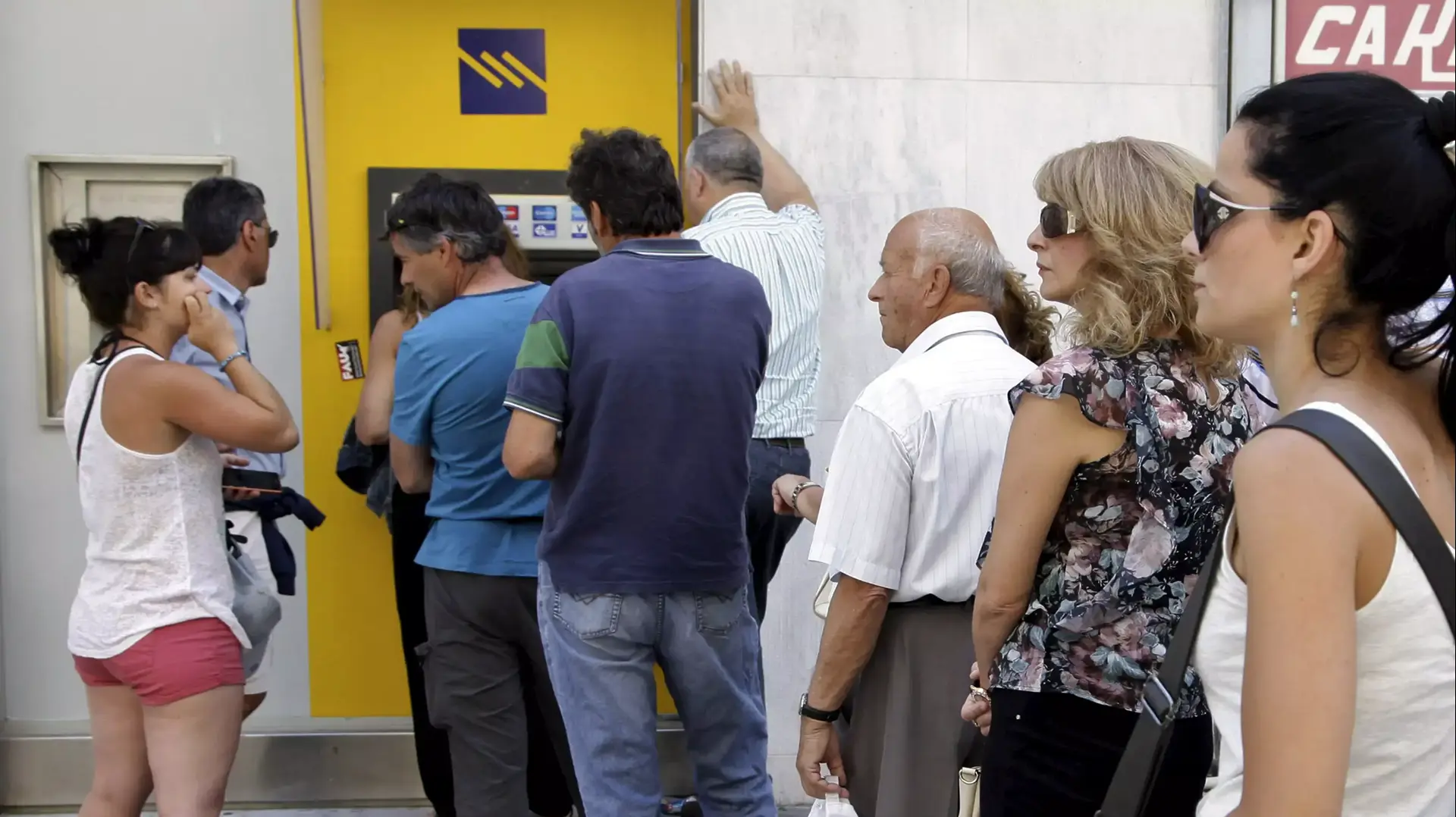אזרחים ממתינים בתור למשוך כסף מבנק בכריתים, יוון, יוני 2015 אזרחים ממתינים בתור למשוך כסף מבנק בכריתים, יוון, יוני 2015
