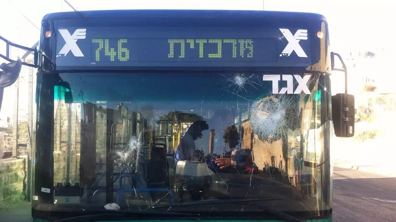 אבנים יודו של אוטובוס אגד במזרח ירושלים, יוני 2015 אבנים יודו של אוטובוס אגד במזרח ירושלים, יוני 2015
