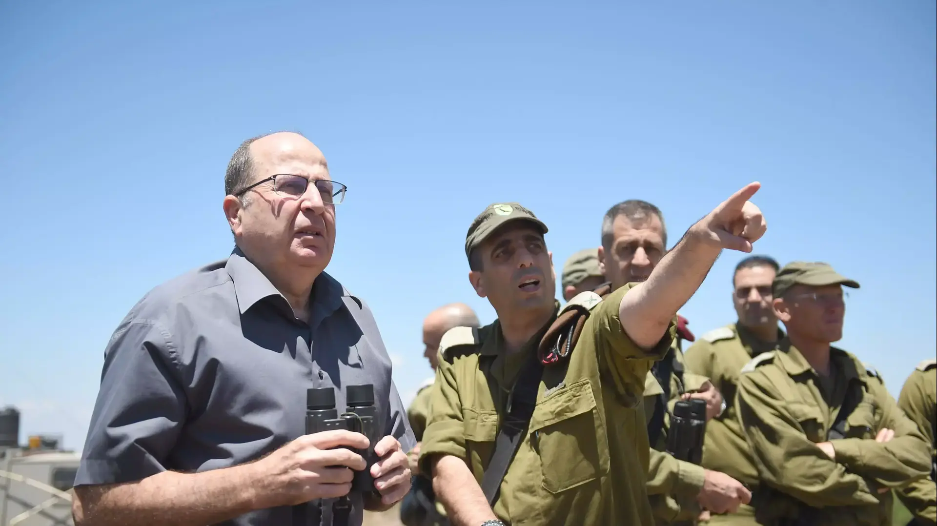 שר הביטחון משה (בוגי) יעלון, בסיור ברמת הגולן. יוני 2015 שר הביטחון משה (בוגי) יעלון, בסיור ברמת הגולן. יוני 2015