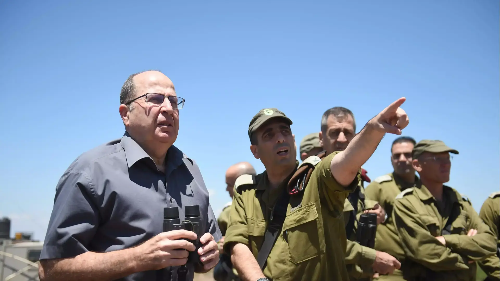 שר הביטחון משה (בוגי) יעלון, בסיור ברמת הגולן. יוני 2015