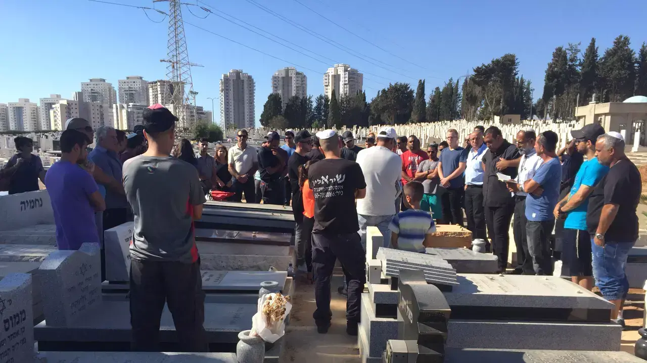 אזכרתו של ליאור מזרחי, צעיר שנהרג בתאונת דרכים לפני 6 שנים, לאחר שאחותו ביקשה מאנשים להגיע להשלים מניין. יוני 2015 אזכרתו של ליאור מזרחי, צעיר שנהרג בתאונת דרכים לפני 6 שנים, לאחר שאחותו ביקשה מאנשים להגיע להשלים מניין. יוני 2015