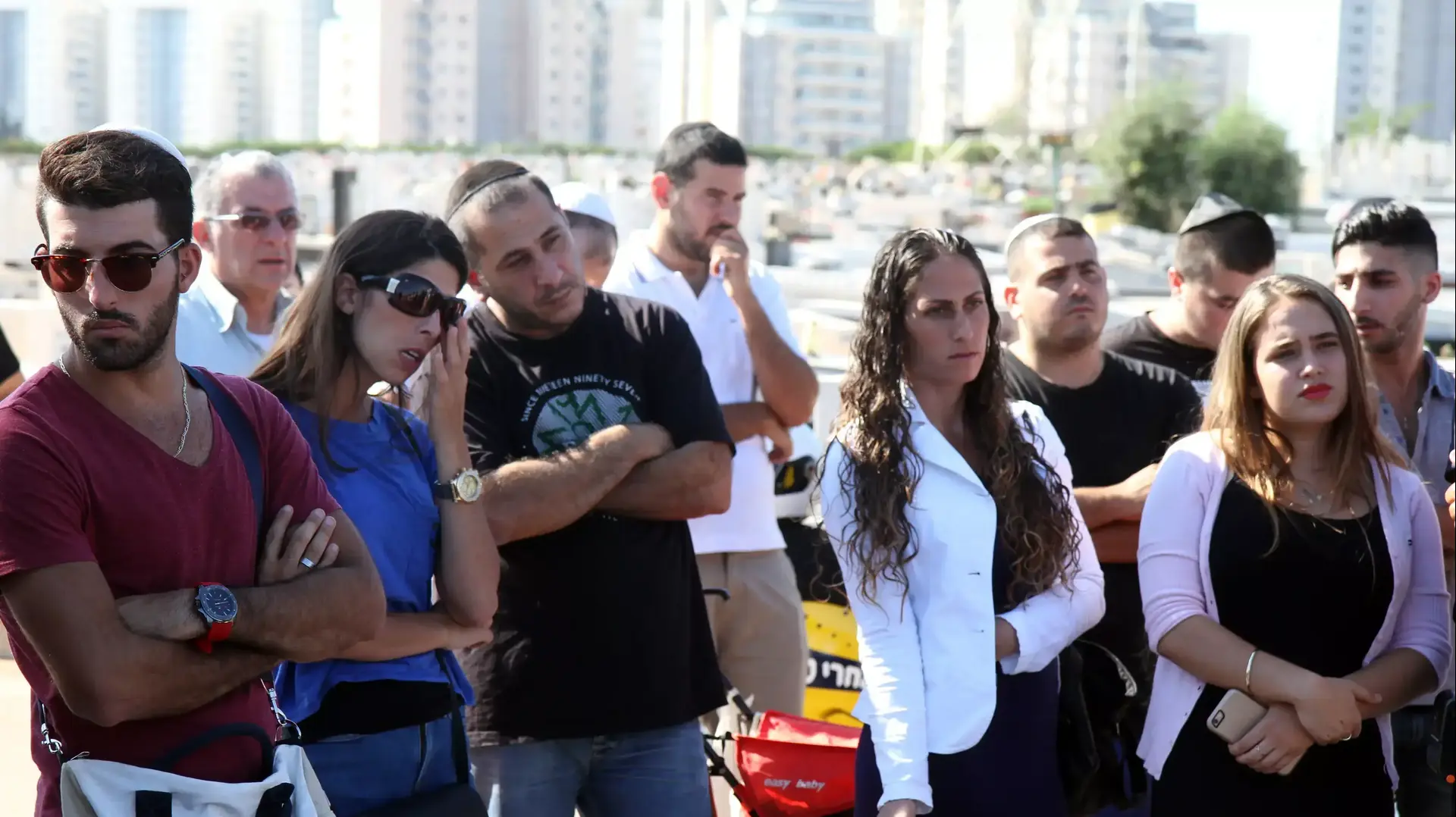 אודליה מזרחי (בלבן) באזכרתו של אחיה ליאור מזרחי, צעיר שנהרג בתאונת דרכים לפני 6 שנים, לאחר שביקשה מאנשים להגיע להשלים מניין. יוני 2015 אודליה מזרחי (בלבן) באזכרתו של אחיה ליאור מזרחי, צעיר שנהרג בתאונת דרכים לפני 6 שנים, לאחר שביקשה מאנשים להגיע להשלים מניין. יוני 2015