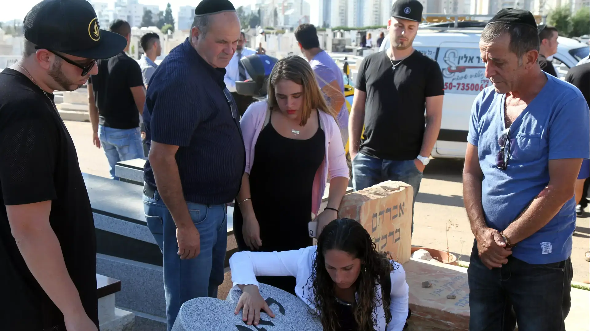 בני משפחתו של ליאור מזרחי באזכרתו, צעיר שנהרג בתאונת דרכים לפני 6 שנים, לאחר שאחותו ביקשה מאנשים להגיע להשלים מניין. יוני 2015 בני משפחתו של ליאור מזרחי באזכרתו, צעיר שנהרג בתאונת דרכים לפני 6 שנים, לאחר שאחותו ביקשה מאנשים להגיע להשלים מניין. יוני 2015