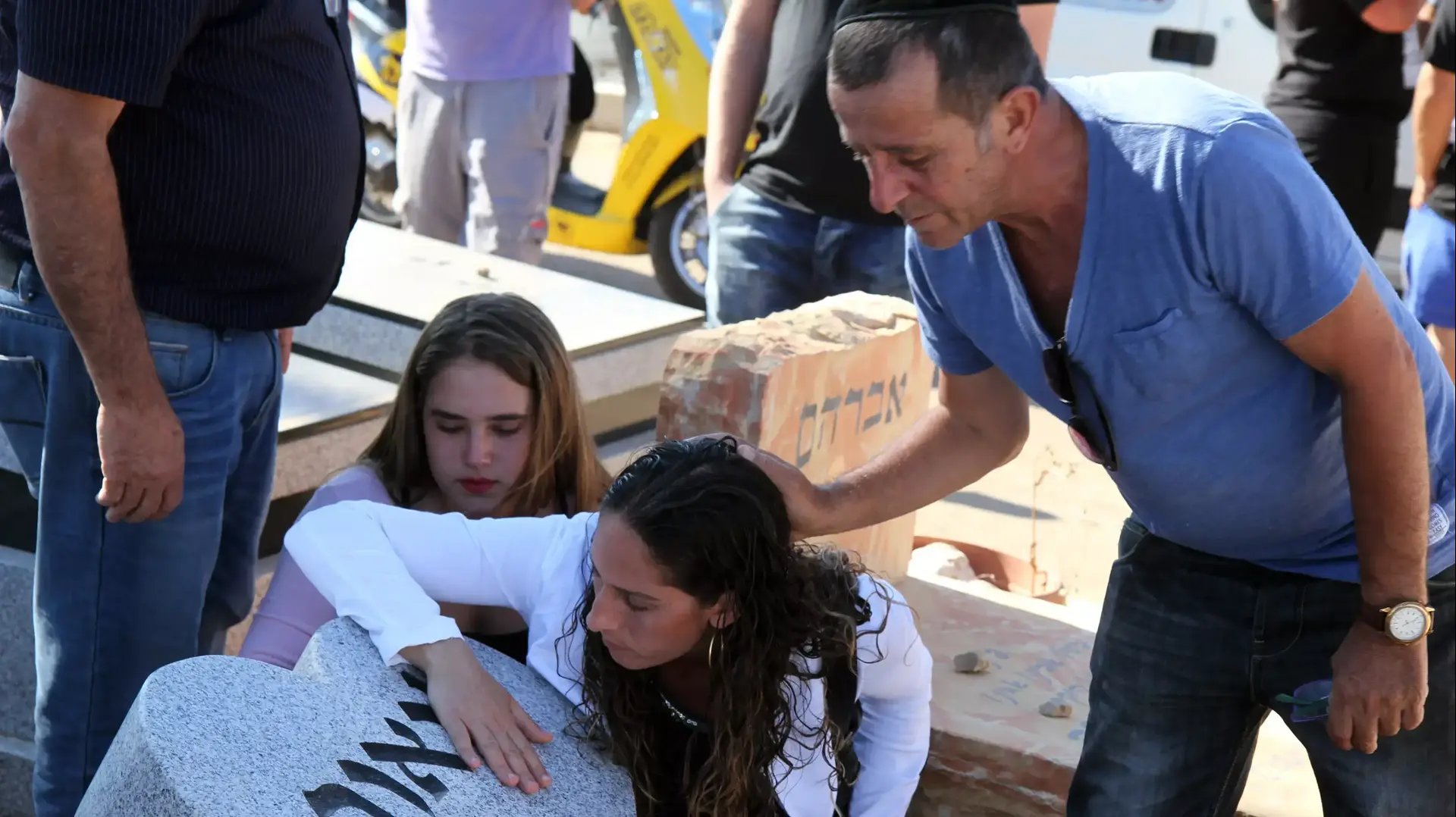 בני משפחתו של ליאור מזרחי באזכרתו, צעיר שנהרג בתאונת דרכים לפני 6 שנים, לאחר שאחותו ביקשה מאנשים להגיע להשלים מניין. יוני 2015 בני משפחתו של ליאור מזרחי באזכרתו, צעיר שנהרג בתאונת דרכים לפני 6 שנים, לאחר שאחותו ביקשה מאנשים להגיע להשלים מניין. יוני 2015