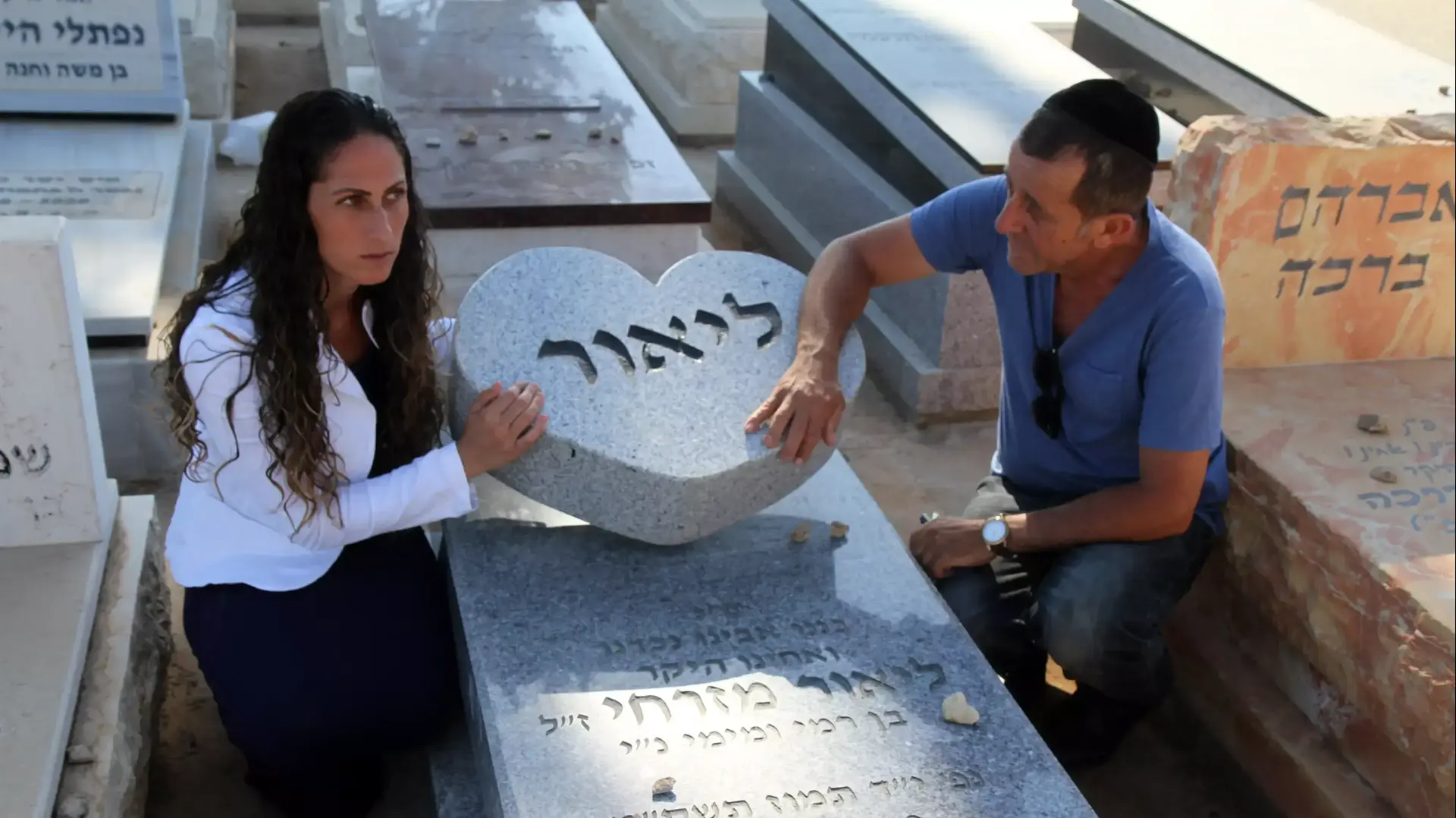 רמי מזרחי האבא ואודליה מזרחי אחותו של ליאור מזרחי באזכרתו, צעיר שנהרג בתאונת דרכים לפני 6 שנים, לאחר שביקשה מאנשים להגיע להשלים מניין. יוני 2015 רמי מזרחי האבא ואודליה מזרחי אחותו של ליאור מזרחי באזכרתו, צעיר שנהרג בתאונת דרכים לפני 6 שנים, לאחר שביקשה מאנשים להגיע להשלים מניין. יוני 2015