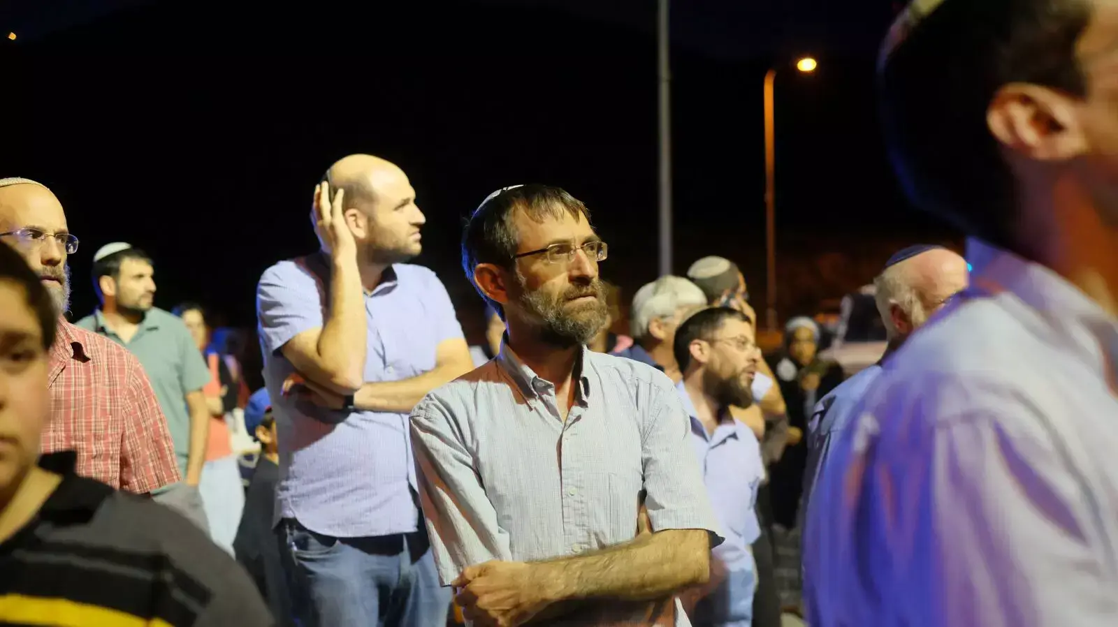 עצרת תפילה בזירת הפיגוע בכביש אלון, שבות רחל, בו נהרג מלאכי רוזנפלד. יוני 2015 עצרת תפילה בזירת הפיגוע בכביש אלון, שבות רחל, בו נהרג מלאכי רוזנפלד. יוני 2015