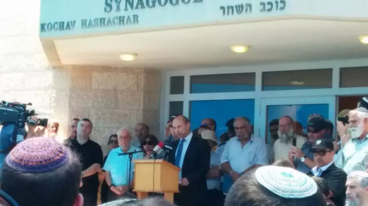 השר נפתלי בנט, הלווית מלאכי רוזנפלד, כוכב השחר, יולי 2015 השר נפתלי בנט, הלווית מלאכי רוזנפלד, כוכב השחר, יולי 2015