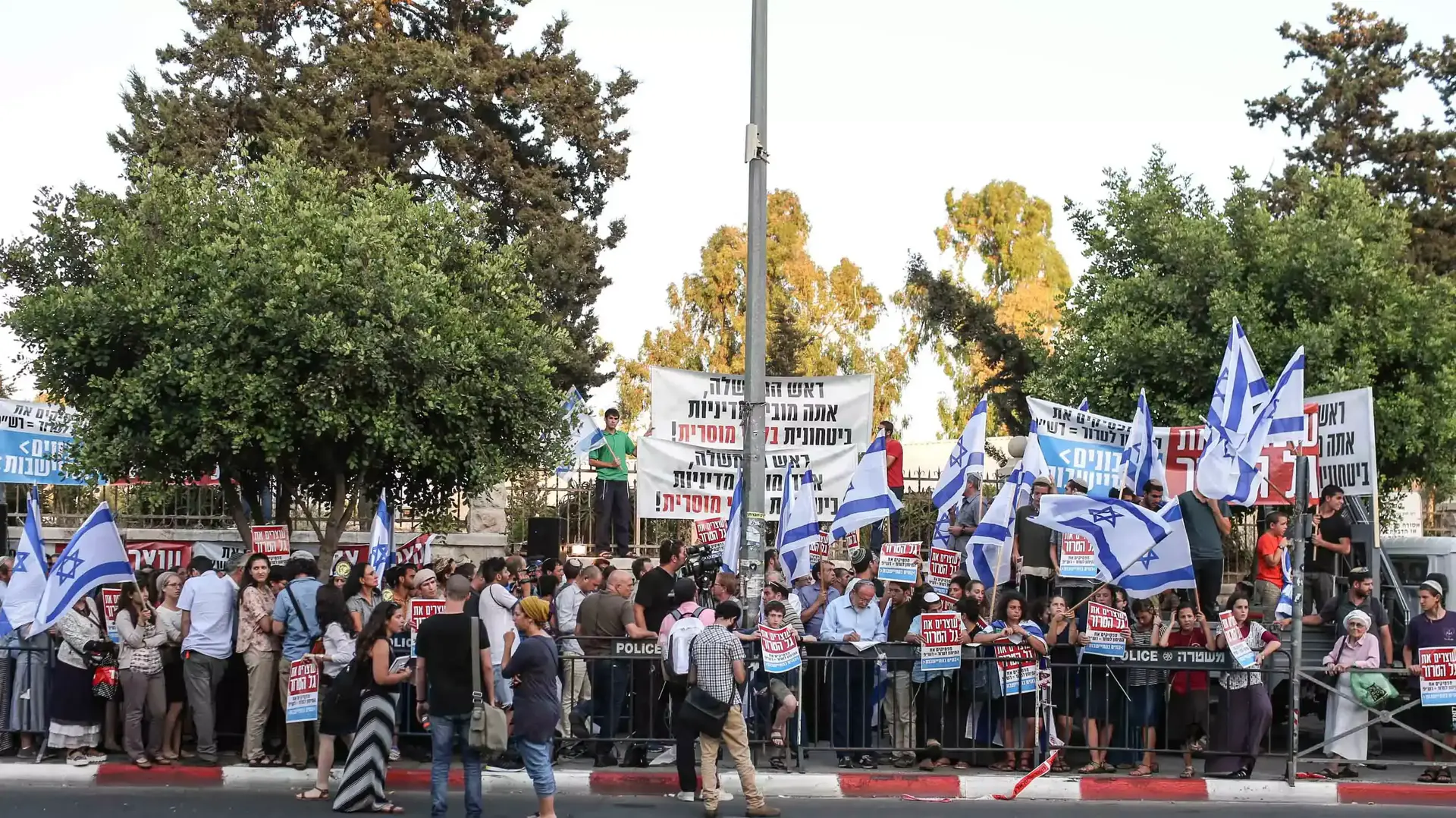 הפגנת ימין מחוץ לבית ראש הממשלה,ירושלים, יולי 2015 הפגנת ימין מחוץ לבית ראש הממשלה,ירושלים, יולי 2015