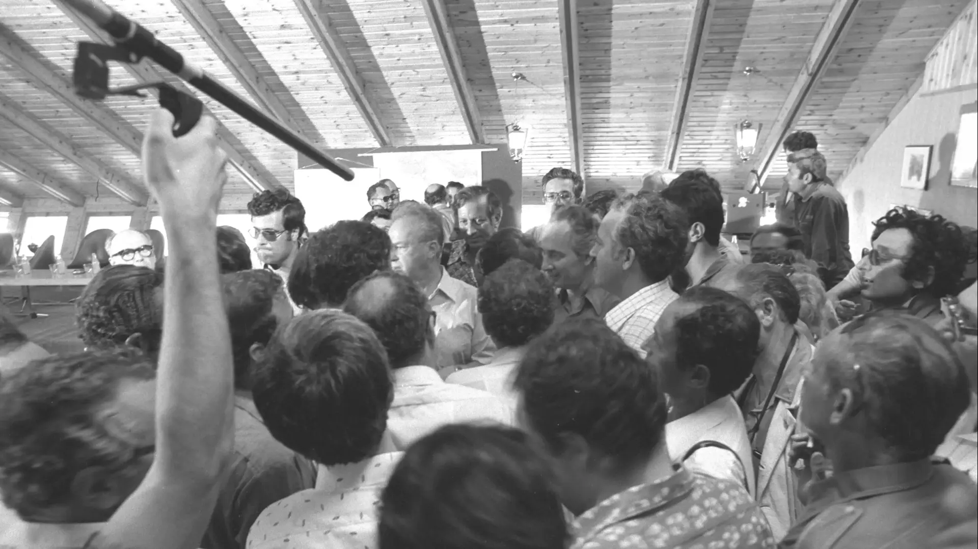 קבלת הפנים לחטופים ממבצע יונתן (אנטבה):במרכז התמונה נראים יצחק רבין (רה"מ) ושמעון פרס (שר הביטחון), 04.07.76 קבלת הפנים לחטופים ממבצע יונתן (אנטבה):במרכז התמונה נראים יצחק רבין (רה"מ) ושמעון פרס (שר הביטחון), 04.07.76
