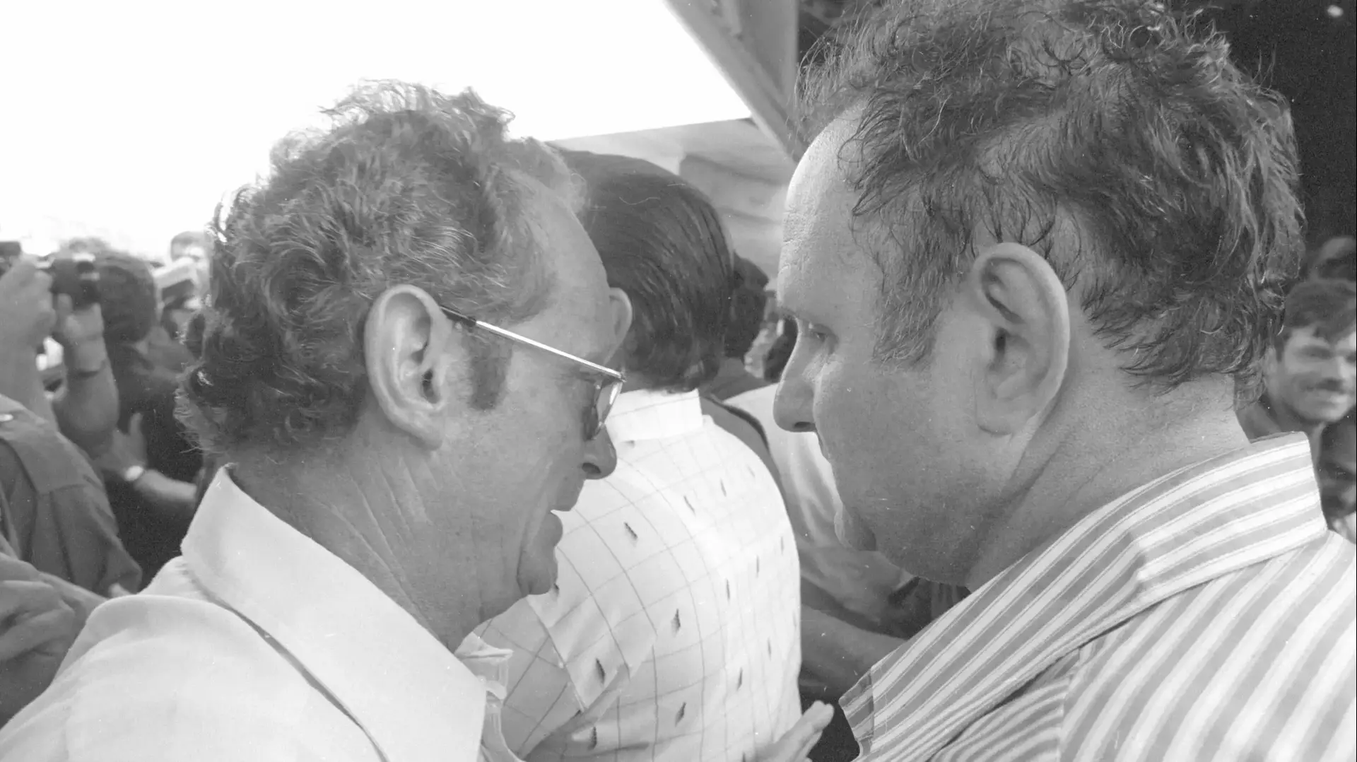 קבלת הפנים לחטופים ממבצע יונתן (אנטבה): יגאל אלון משוחח עם אילן הרטוב, בנה של דורה בלוך 04.07.76