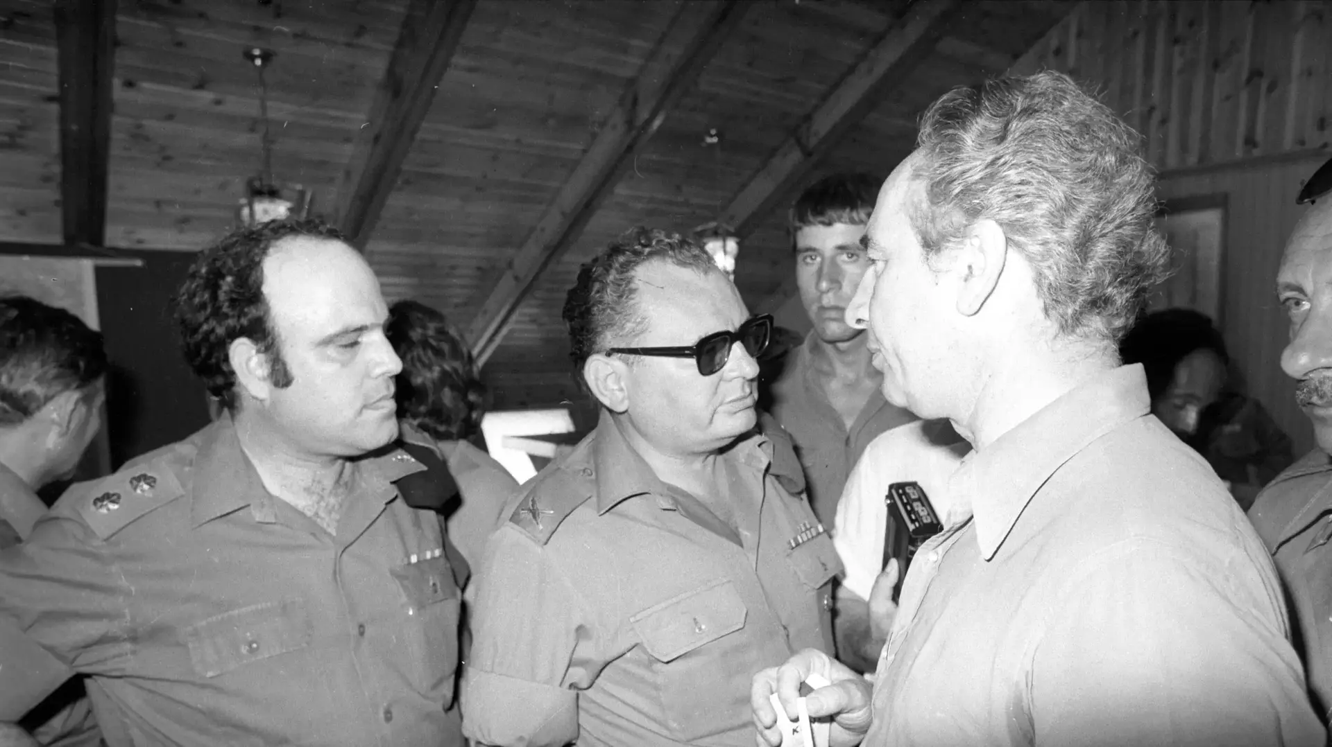 קבלת הפנים לחטופים ממבצע יונתן (אנטבה). מימין לשמאל: שר הביטחון שמעון פרס, דובר צה"ל תא"ל יואל בן פורת וסא"ל אילן תהילה. 04.07.76 קבלת הפנים לחטופים ממבצע יונתן (אנטבה). מימין לשמאל: שר הביטחון שמעון פרס, דובר צה"ל תא"ל יואל בן פורת וסא"ל אילן תהילה. 04.07.76