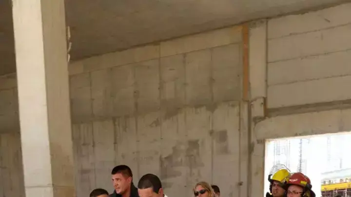 פועל שנפל מגובה על עמודי פיגום באתר בנייה בטיילת בבת ים, יוני 2015