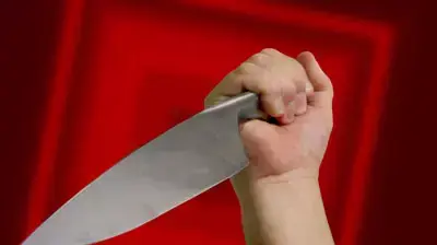 יד דוקרת מניפה סכין דקירה דם סכין