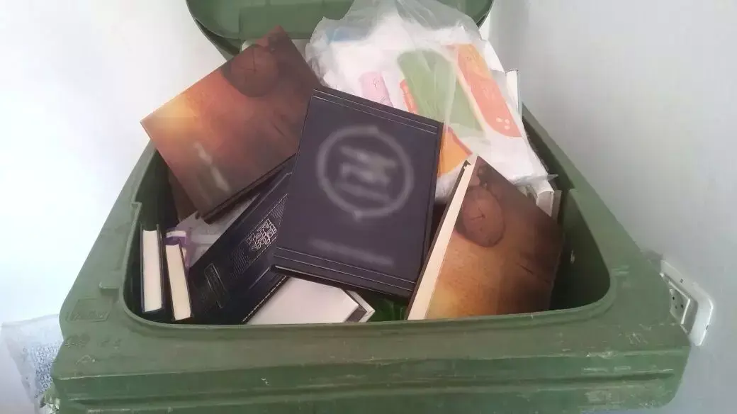 אחד מפחי הזבל ששייכים לישיבה שבראשה עמד הרב המוכר מצפת, 2 ביולי 2015 אחד מפחי הזבל ששייכים לישיבה שבראשה עמד הרב המוכר מצפת, 2 ביולי 2015