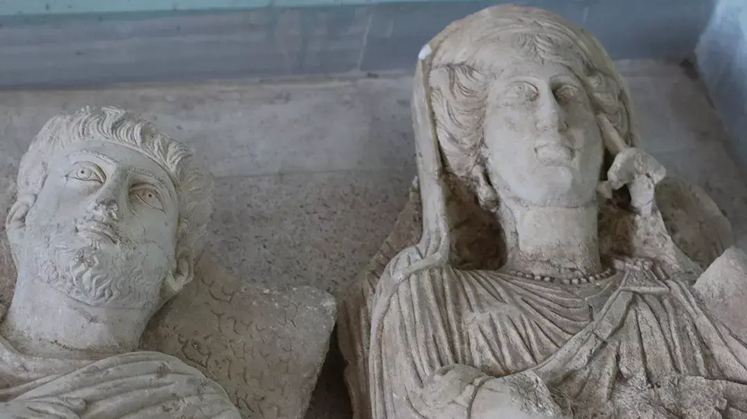 דאעש מנפצים פסלים שנלקחו מעתיקות תדמור, חאלב, סוריה, יולי 2014 דאעש מנפצים פסלים שנלקחו מעתיקות תדמור, חאלב, סוריה, יולי 2014