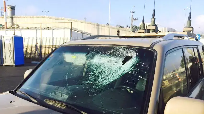 מח"ט בנימין ירה למוות בפלסטיני שיידה לעברו אבן באזור מעבר קלנדיה, יולי 2015
