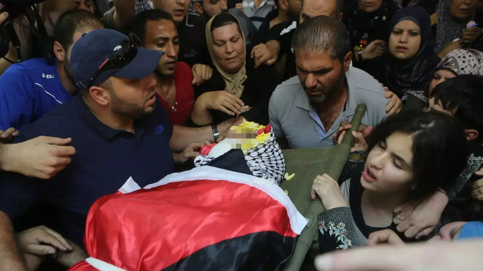 הלווייתו של הפלסטיני שנורה בידי מח"ט בנימין לאחר שיידה אבנים, יולי 2015 הלווייתו של הפלסטיני שנורה בידי מח"ט בנימין לאחר שיידה אבנים, יולי 2015