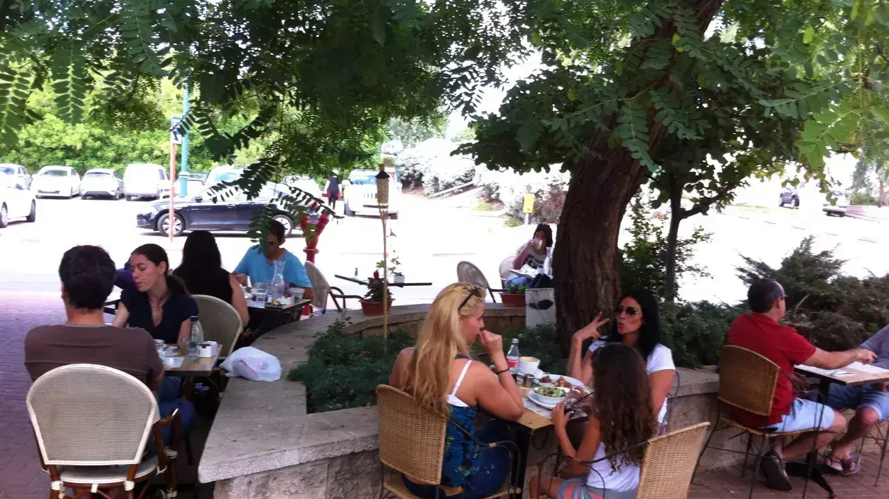 קפה Iz Cafe, זכרון יעקב, יולי 2015 קפה Iz Cafe, זכרון יעקב, יולי 2015