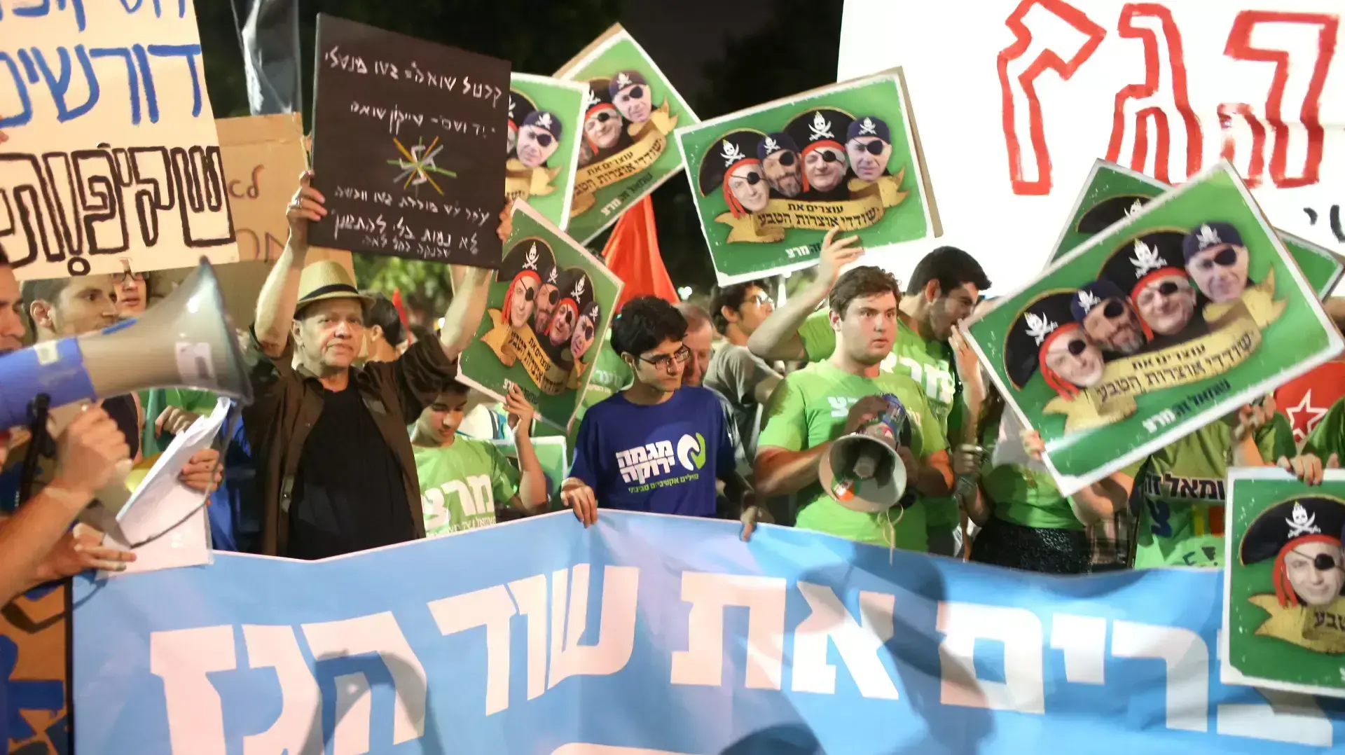 מאות מפגינים בכיכר הבימה בתל אביב נגד מתווה הגז, 4 ביולי 2015