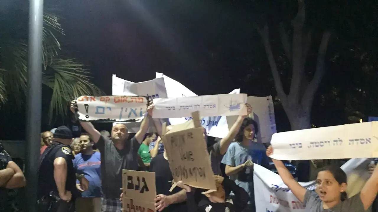 עשרות מפגינים מול בית ראש הממשלה בקיסריה נגד מתווה הגז, 4 ביולי 2015