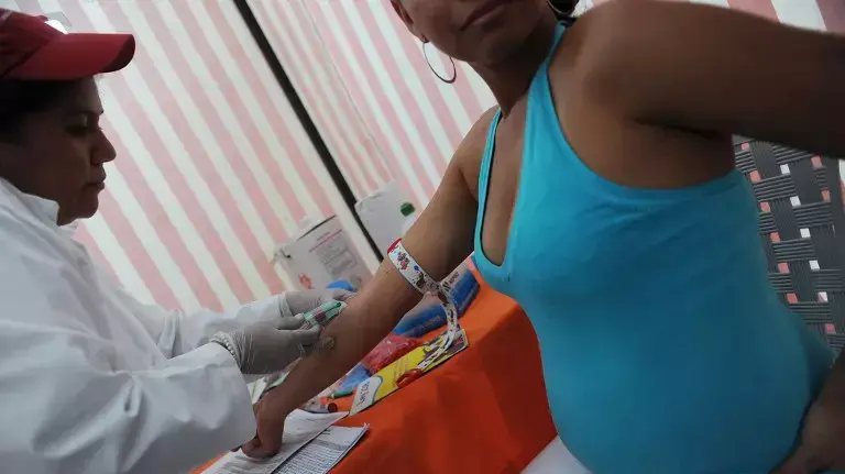 אישה בהיריון עורכת בדיקת איידס בניקרגוואה אישה בהיריון עורכת בדיקת איידס בניקרגוואה