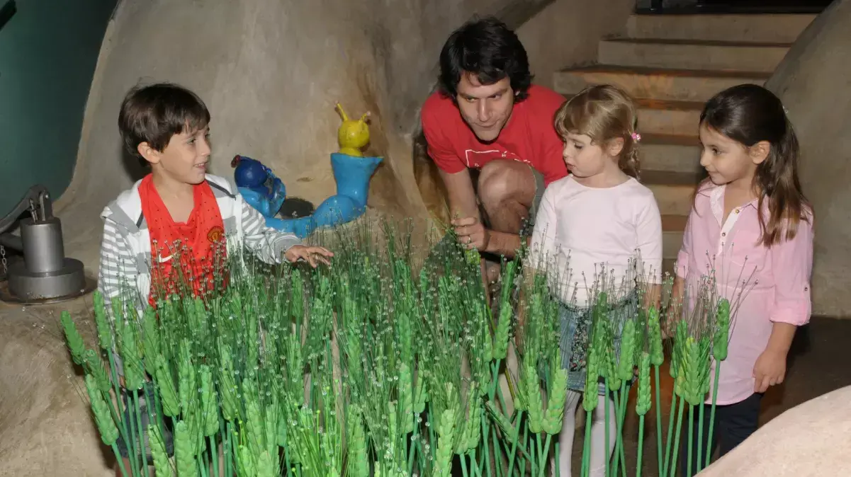 ילדים במסלול "בעקבות הפרפרים", מוזיאון הילדים בחולון ילדים במסלול "בעקבות הפרפרים", מוזיאון הילדים בחולון
