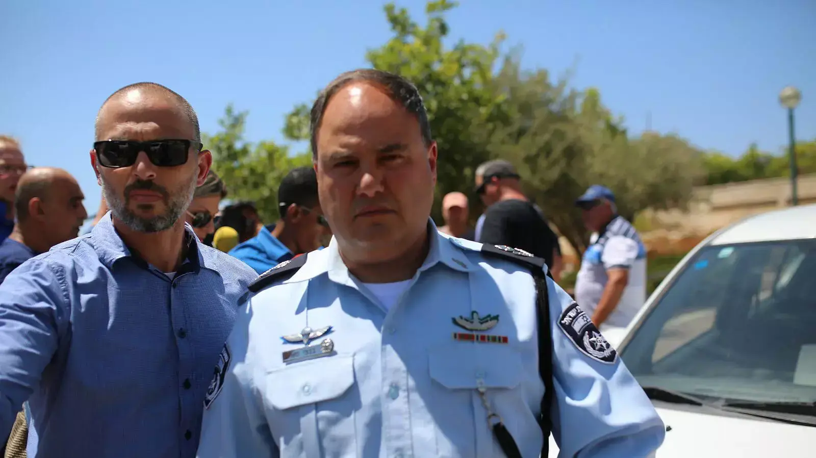 ניצב בנצי סאו לביתו של אפרים ברכה, מודיעין. יולי 2015 ניצב בנצי סאו לביתו של אפרים ברכה, מודיעין. יולי 2015