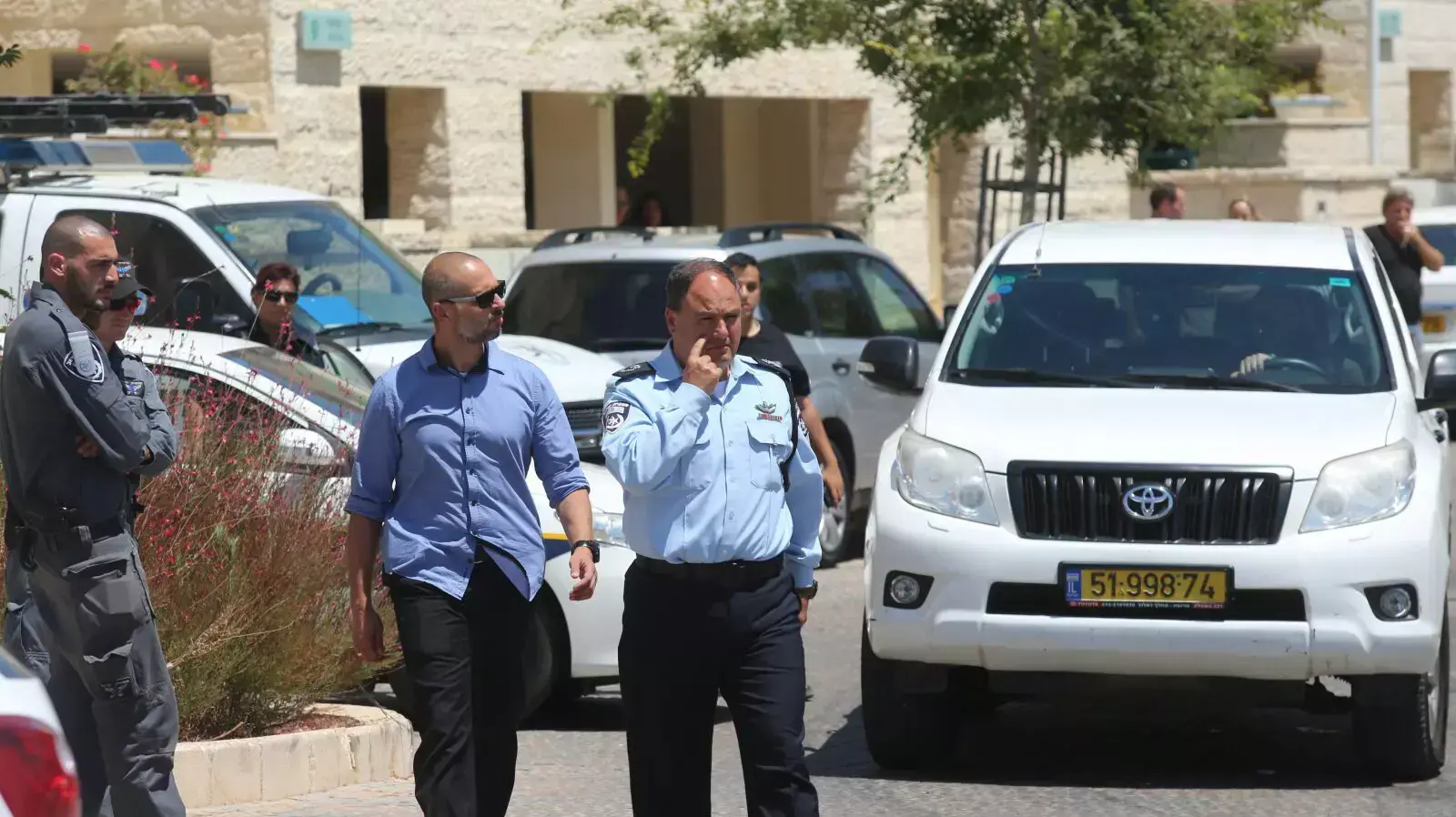 ניצב בנצי סאו לביתו של אפרים ברכה, מודיעין. יולי 2015 ניצב בנצי סאו לביתו של אפרים ברכה, מודיעין. יולי 2015
