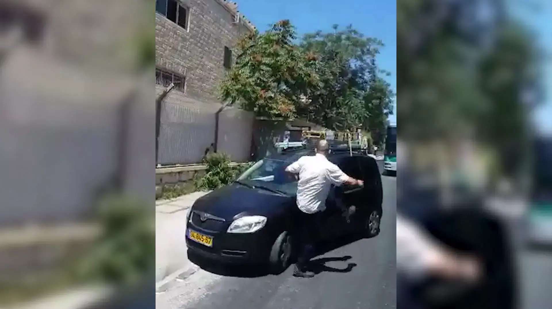 תיעוד: נהג יורד מהאוטובוס ומתעמת עם נהג רכב פרטי בירושלים
