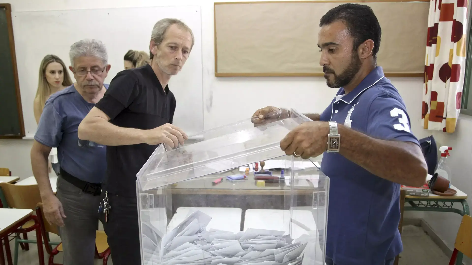 סוגרים את הקלפי בהראקליון, יוון סוגרים את הקלפי בהראקליון, יוון
