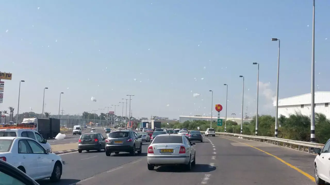 קצף על הכביש בין חיפה לעכו, יולי 2015 קצף על הכביש בין חיפה לעכו, יולי 2015