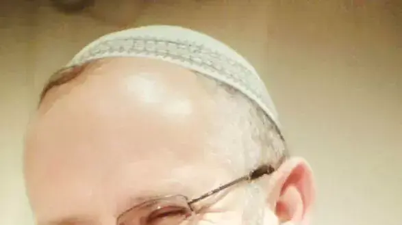 שמו של הרב עזרא שיינברג הותר לפרסום - שיחת טלפון עם אחת המתלוננות נגד הרב שיינברג