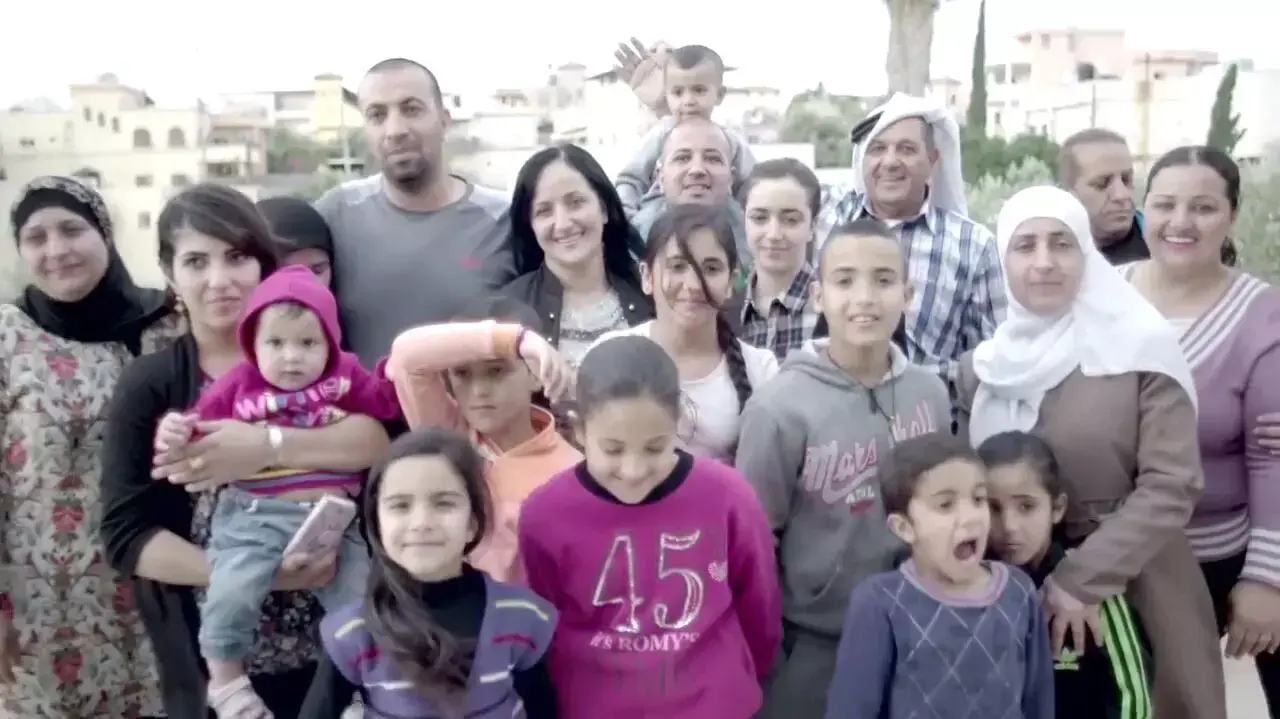 משפחת הייב מטובא זנגרייה ששלט הפרסומת שלהם דיסקונט רוסס בדם משפחת הייב מטובא זנגרייה ששלט הפרסומת שלהם דיסקונט רוסס בדם