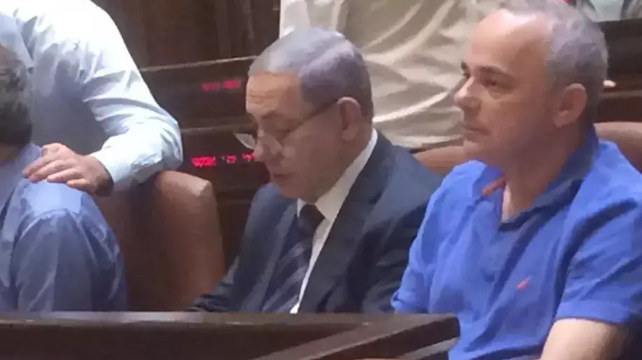 יובל שטייניץ הגיע מהבית לכנסת להצבעה על דחיית תקציב המדינה, יולי 2015
