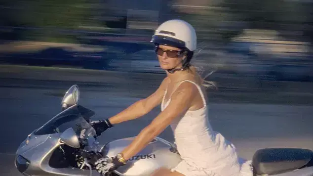 הדוגמנית טייגר סאן הדוגמנית טייגר סאן