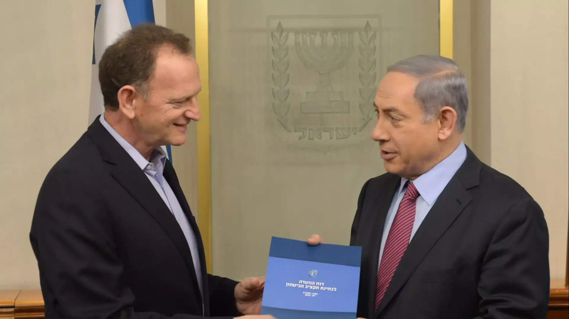 אלוף (מיל) יוחנן לוקר מגיש את דוח הועדה לבחינת תקציב הביטחון לראש הממשלה בנימין נתניהו, 7 ביולי 2015 אלוף (מיל) יוחנן לוקר מגיש את דוח הועדה לבחינת תקציב הביטחון לראש הממשלה בנימין נתניהו, 7 ביולי 2015