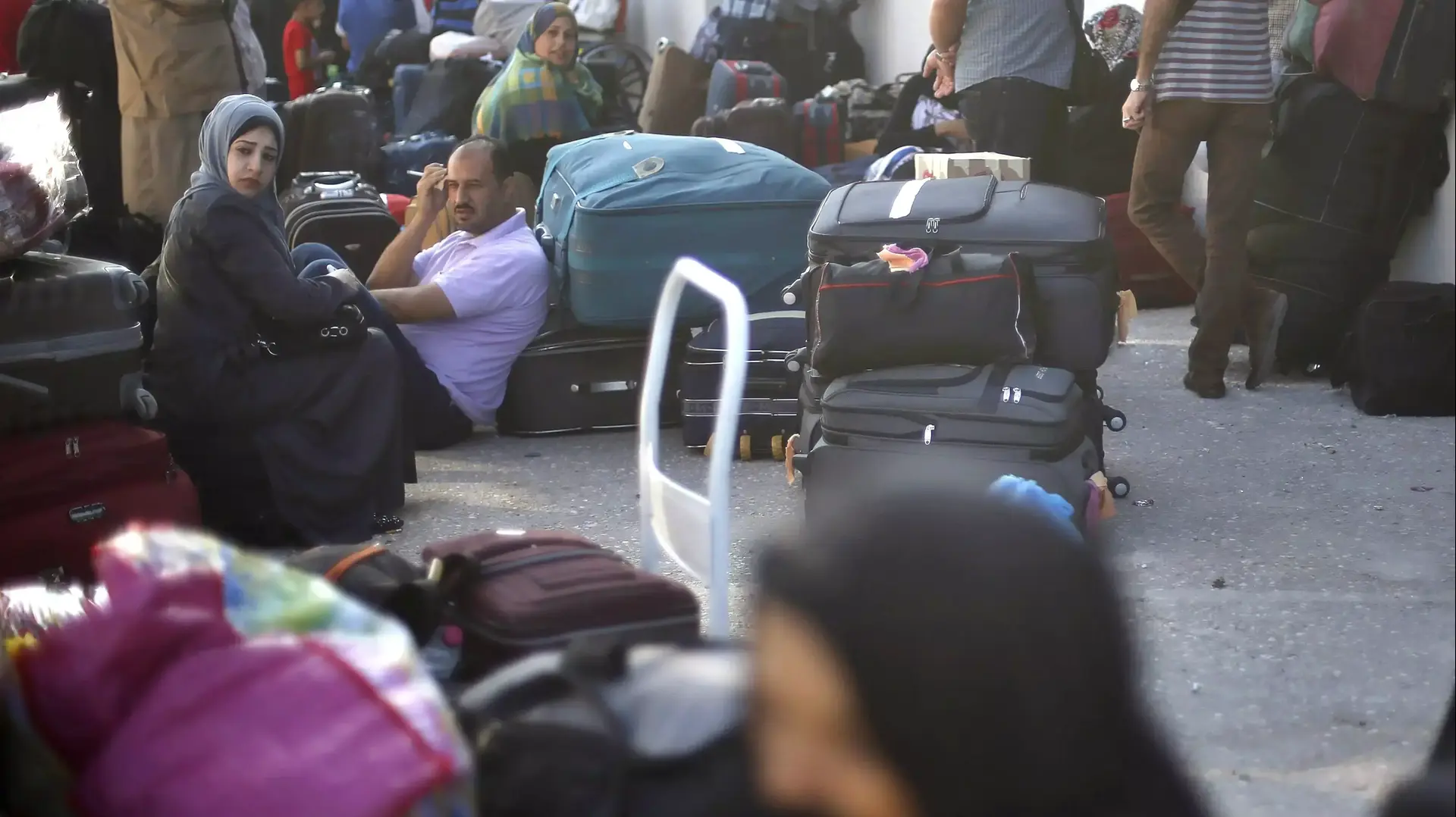 פלסטינים ממתינים לחצות את מעבר רפיח, עזה, יוני 2015 פלסטינים ממתינים לחצות את מעבר רפיח, עזה, יוני 2015