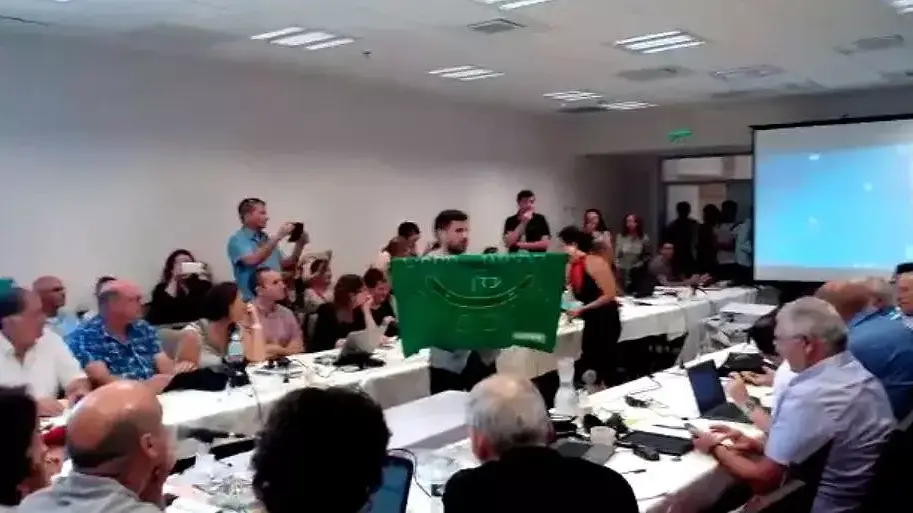 פעילי גרינפיס התפרצו לדיון על הרחבת בז"ן, במועצה הארצית לתכנון ובנייה, ירושלים, 8 ביולי 2015 פעילי גרינפיס התפרצו לדיון על הרחבת בז"ן, במועצה הארצית לתכנון ובנייה, ירושלים, 8 ביולי 2015